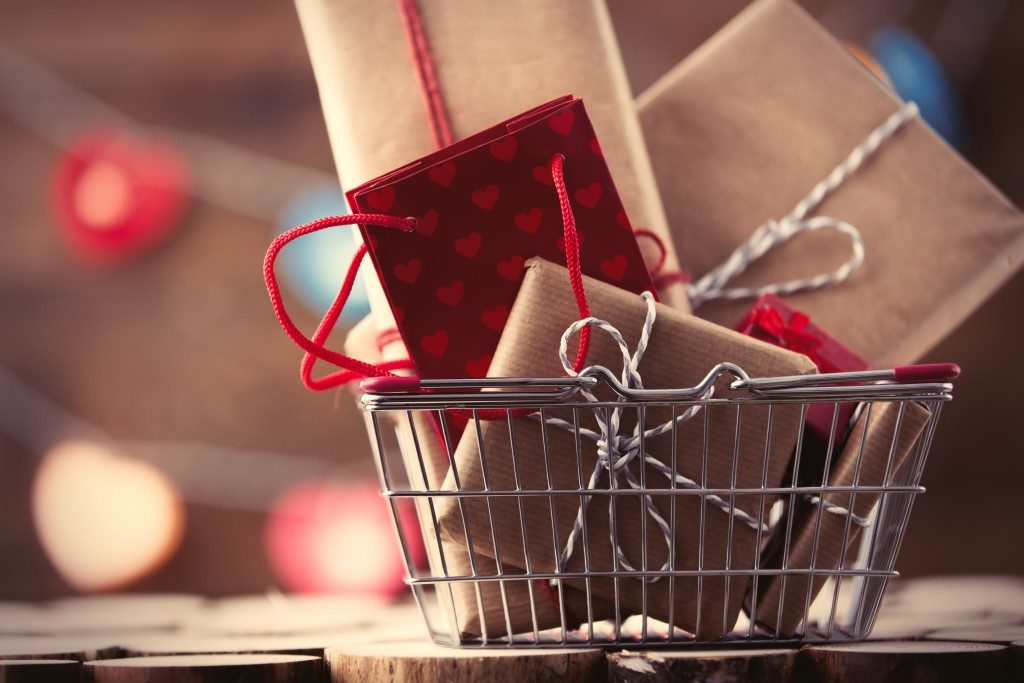 Shopping basket with gifts