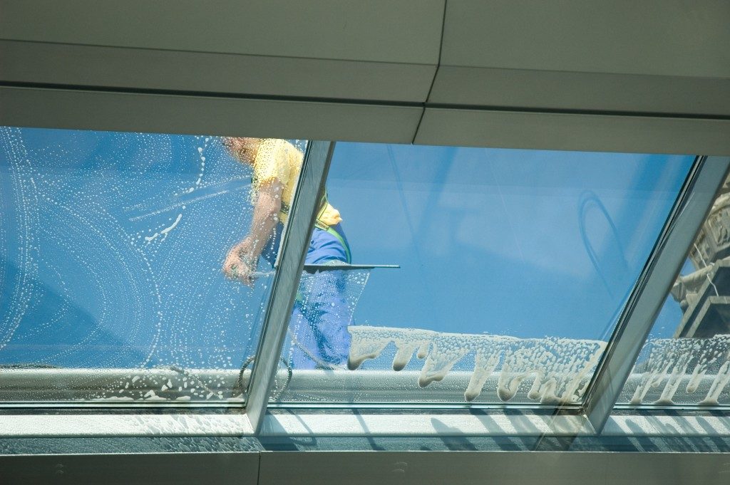 Window cleaner on the roof